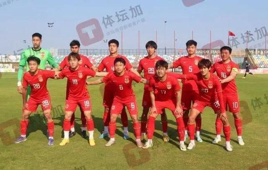 男主角雷子在与同学山中游玩之时，无意中撞见了一系列血腥恐怖的事件，听老人讲这都是“恶鬼魑魅”所造成的，所有的事情又跟多年前一个死了孩子的疯癫女人有关系，就在福利院中的亲友离奇死亡的同时，人们惊恐的发现这个福利院中的每一个人，似乎都遭受了“魑魅”的诅咒……《孤山魅影》打出“魑魅”的概念，更多的是一种文字谐音的造势，寓意这电影中一对本来亲密无间的姐妹闺蜜，开始相互仇杀狠心加害，由此开始了一场长达数年相爱相杀的历程